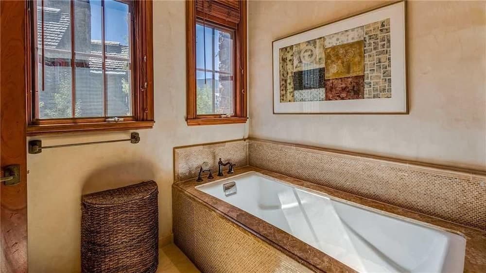Deep Soaking Bathtub