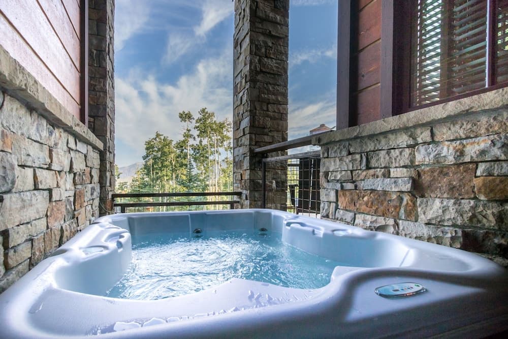 Outdoor spa tub