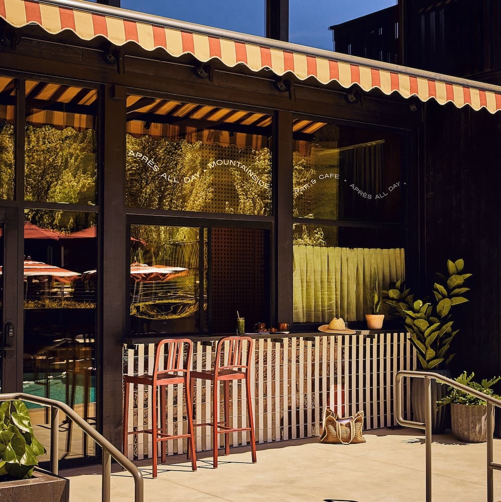 Poolside bar
