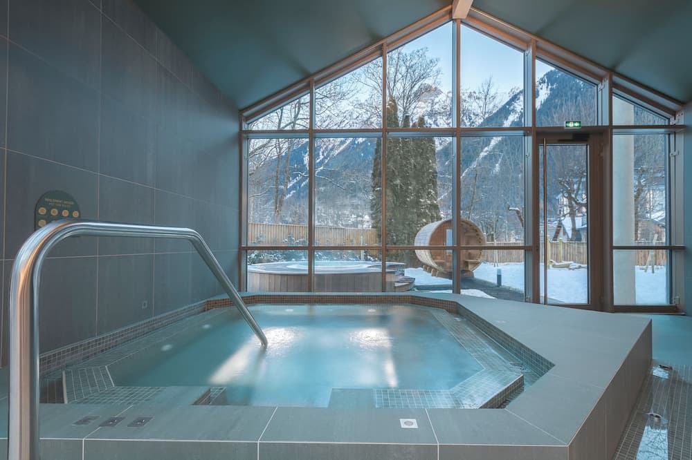 Indoor spa tub