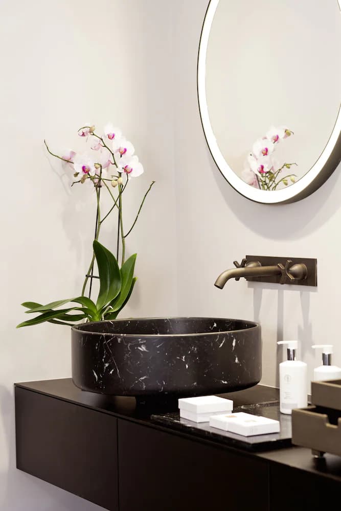 Bathroom sink
