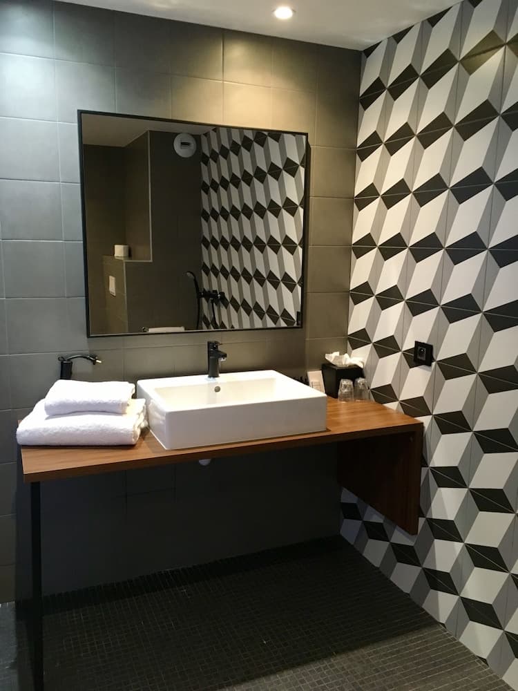 Bathroom sink