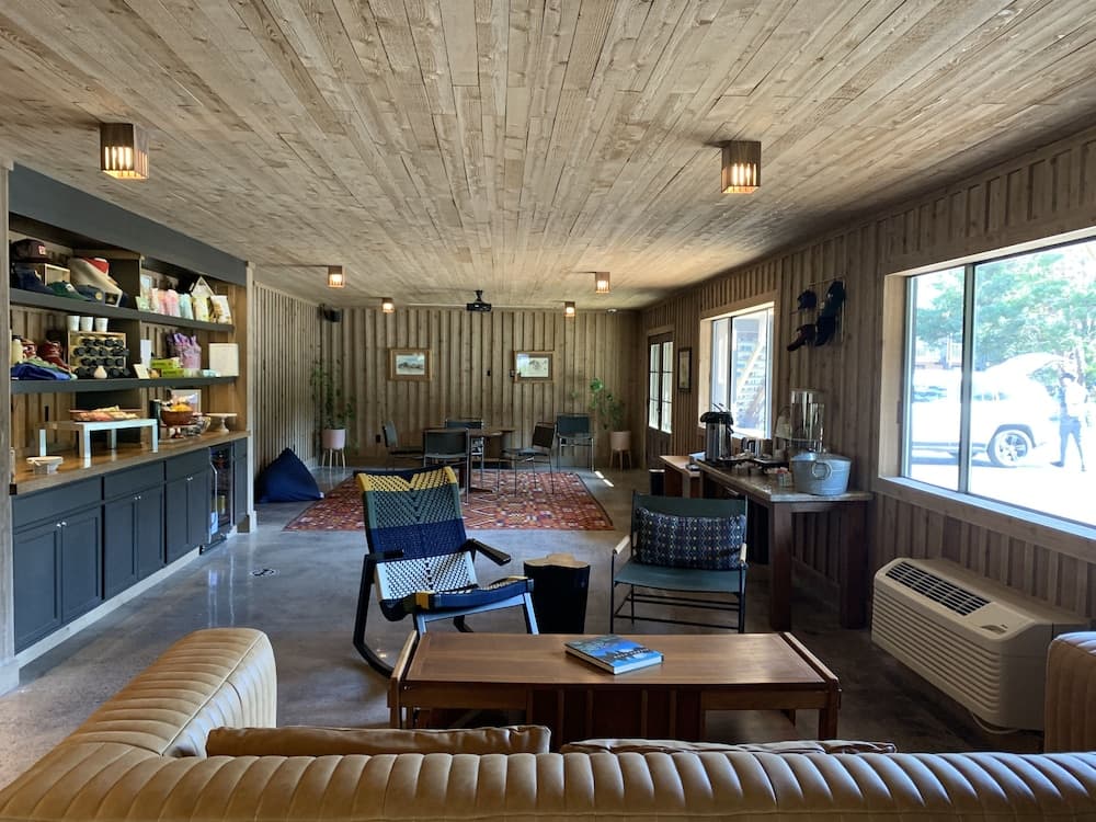 Lobby lounge