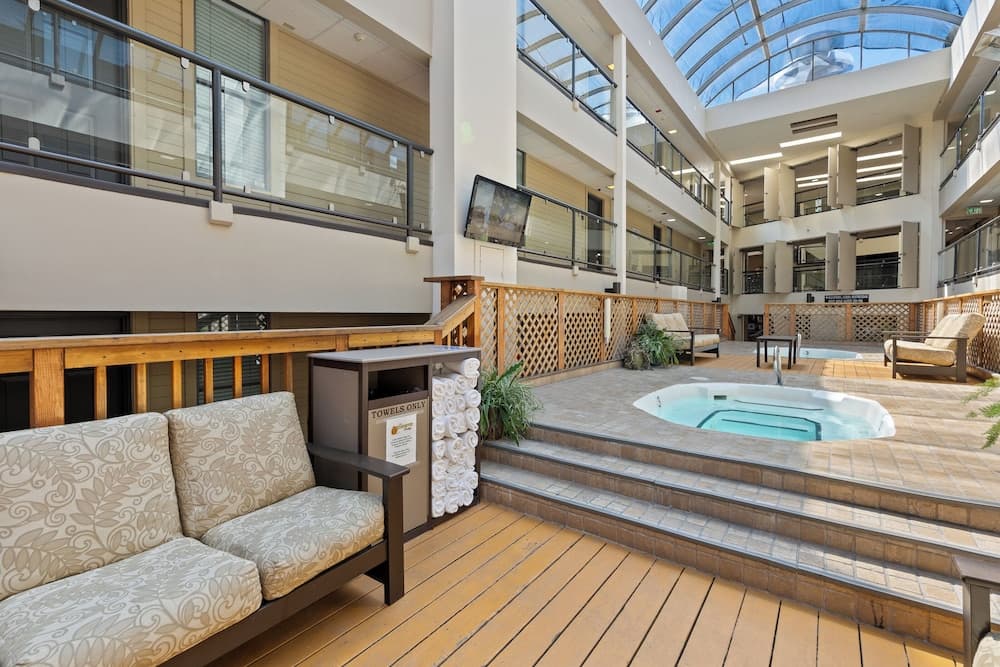 Indoor spa tub