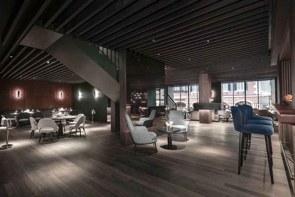Lobby lounge