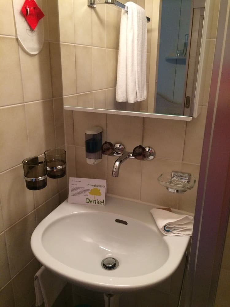 Bathroom sink