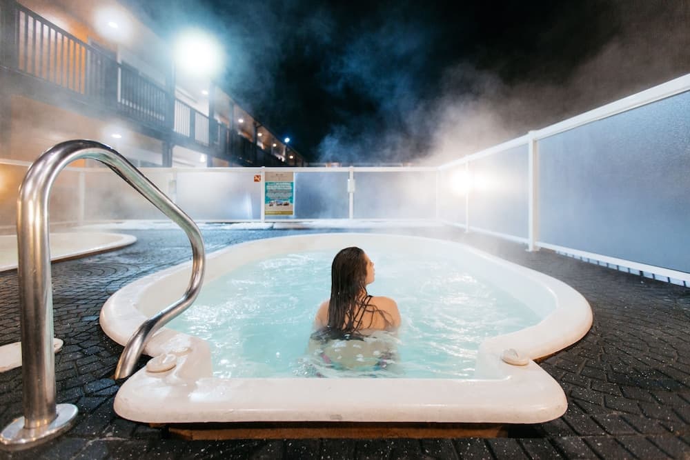 Outdoor spa tub