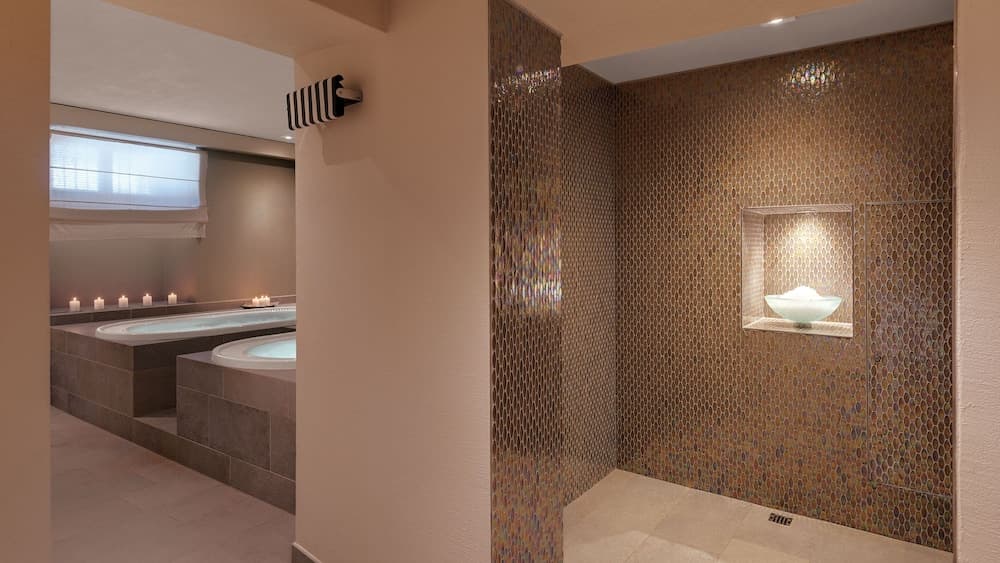 Indoor spa tub