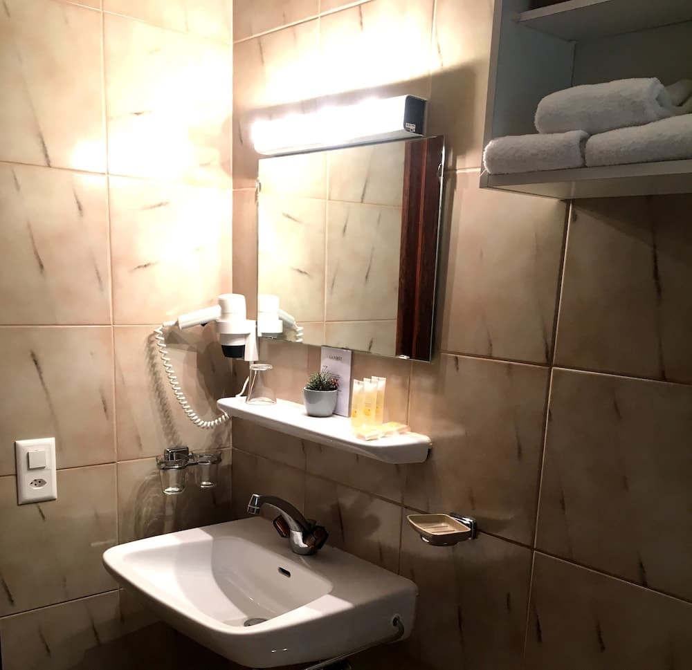 Bathroom sink