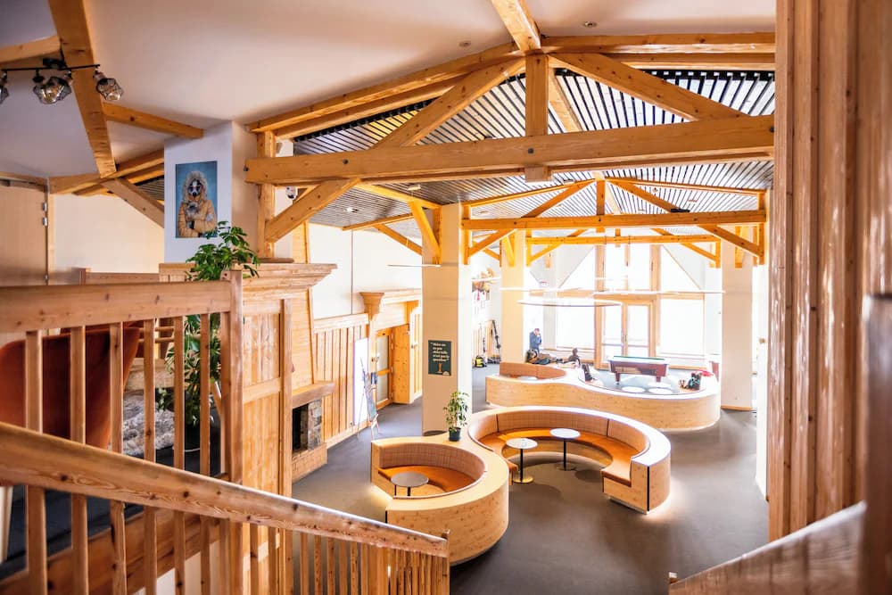 Lobby lounge