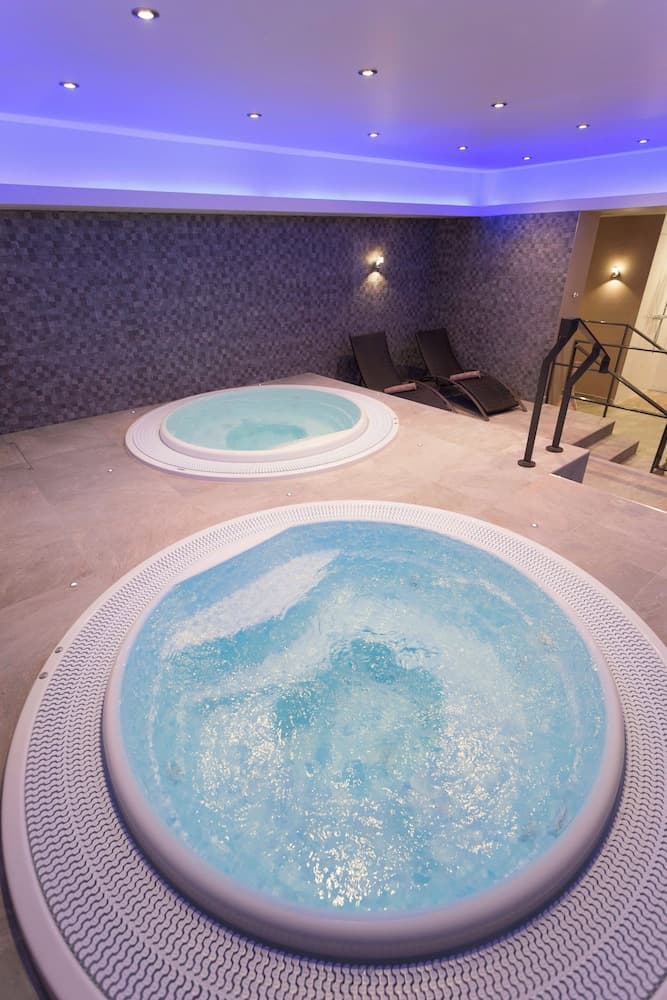 Indoor spa tub