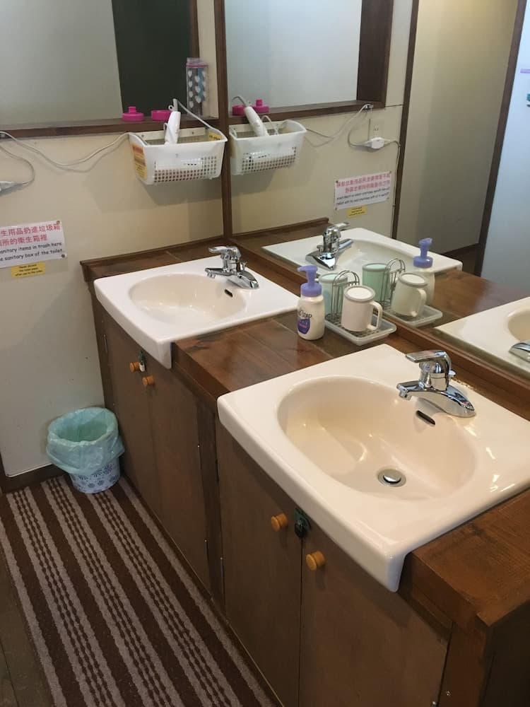Bathroom sink