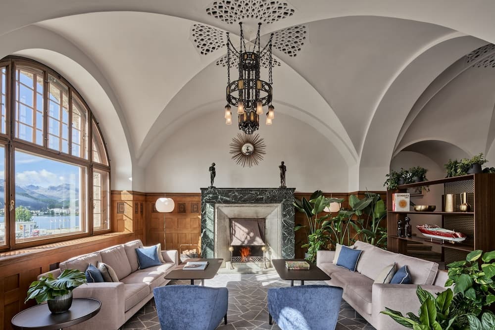 Lobby lounge