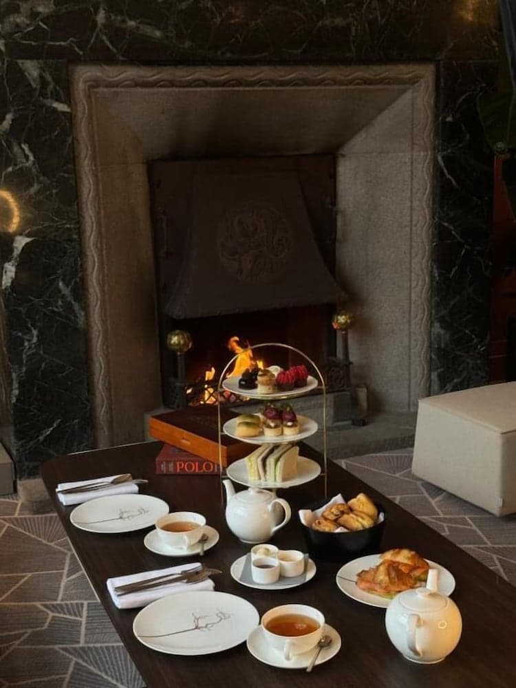 Lobby lounge