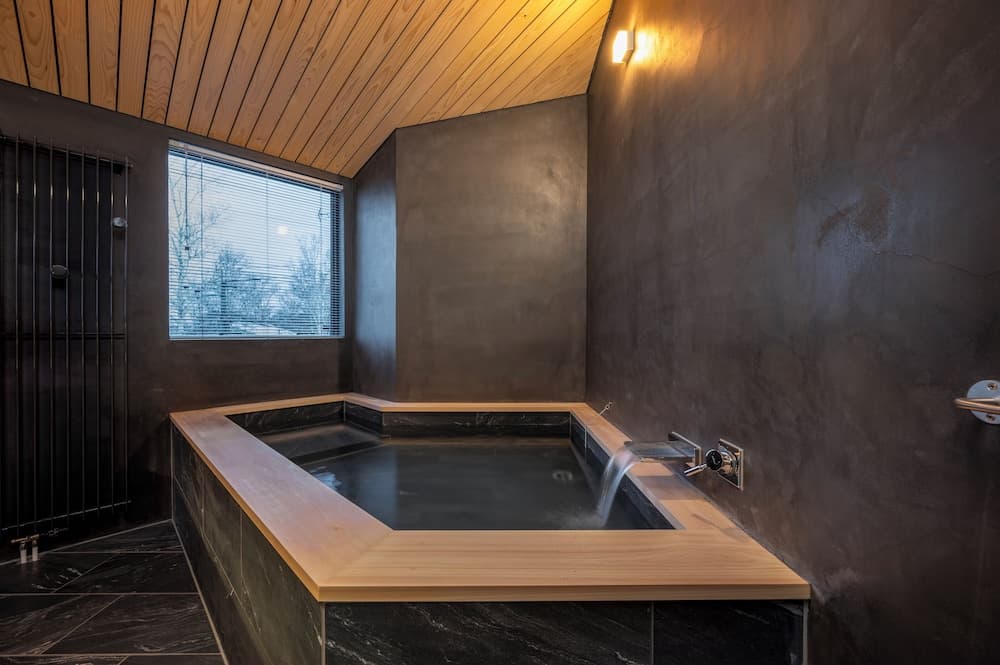 Deep soaking bathtub