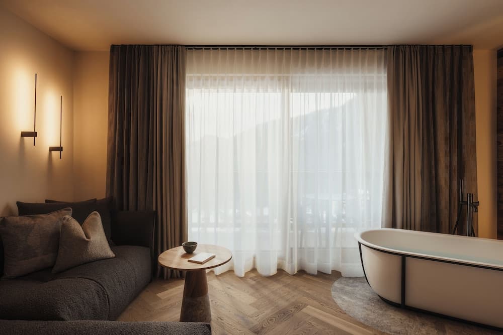Deep soaking bathtub