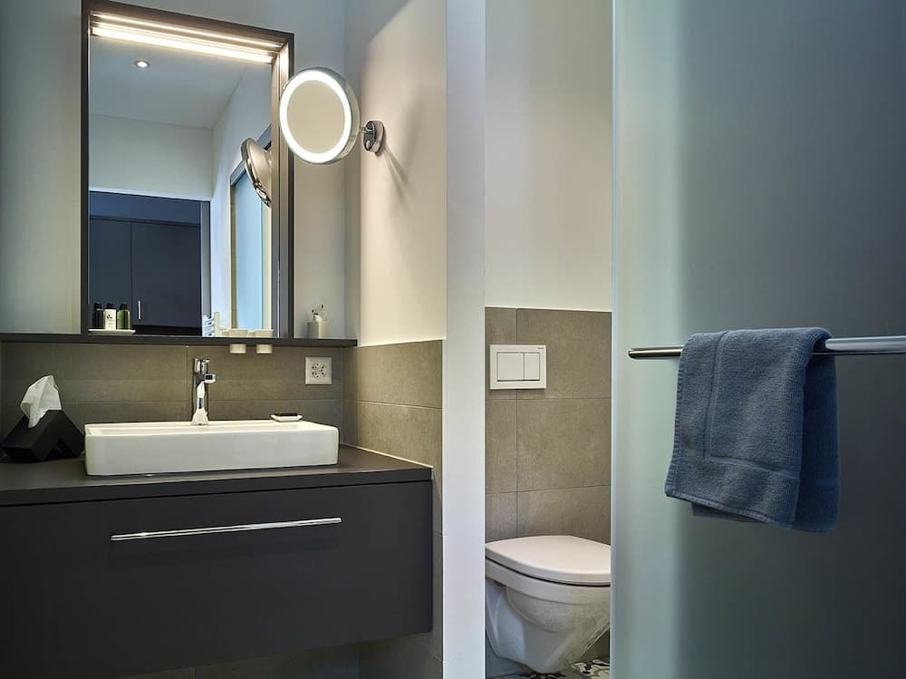Bathroom sink