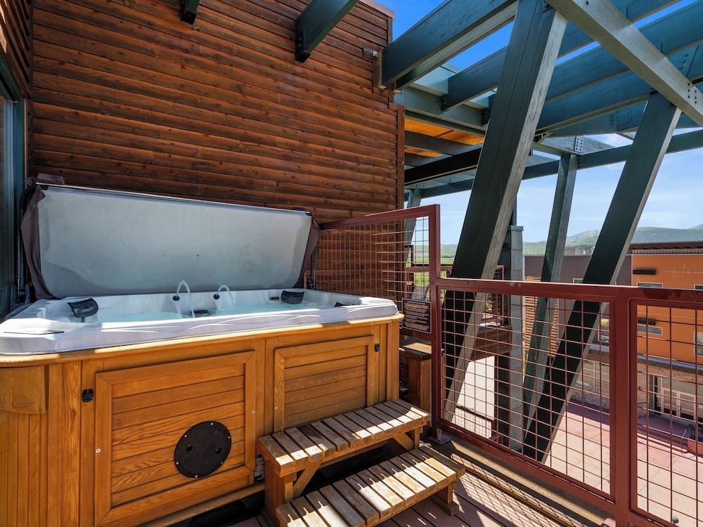Private spa tub