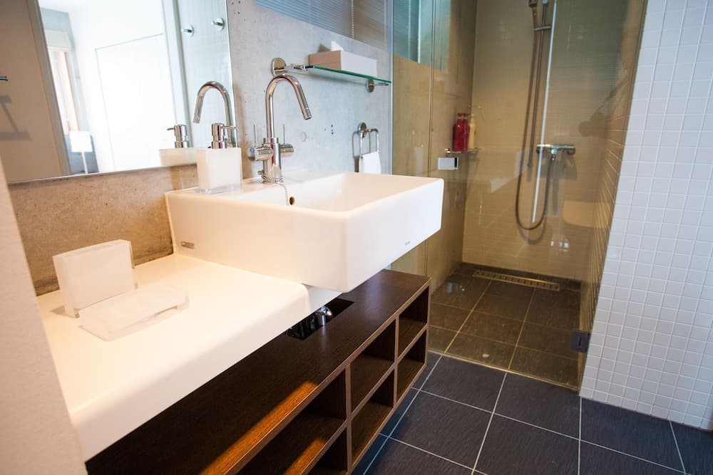 Bathroom sink