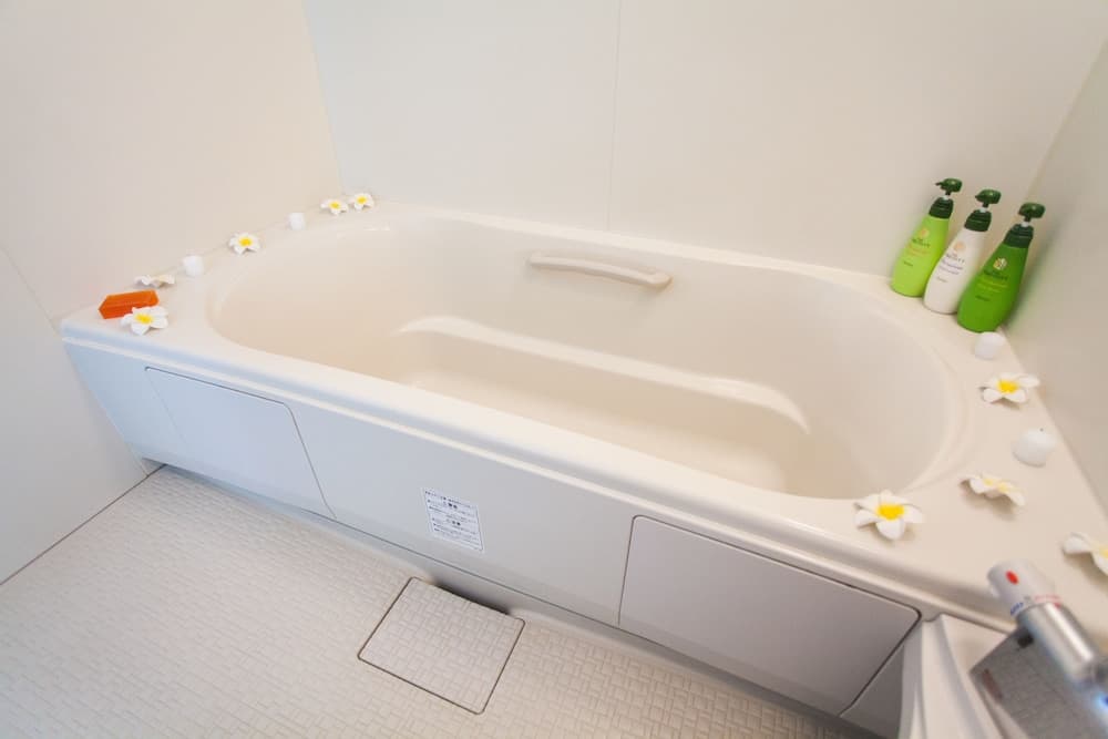 Deep soaking bathtub