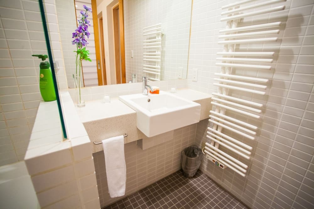 Bathroom sink
