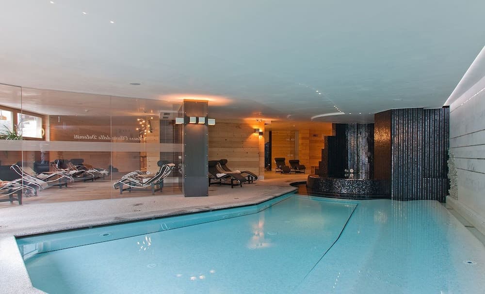 Indoor spa tub