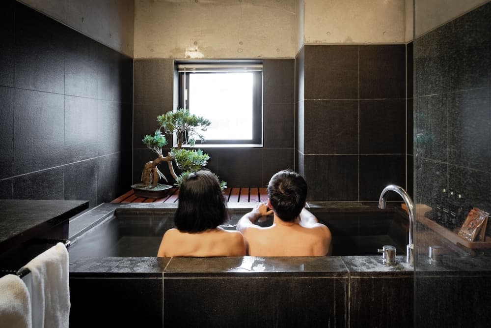 Deep soaking bathtub