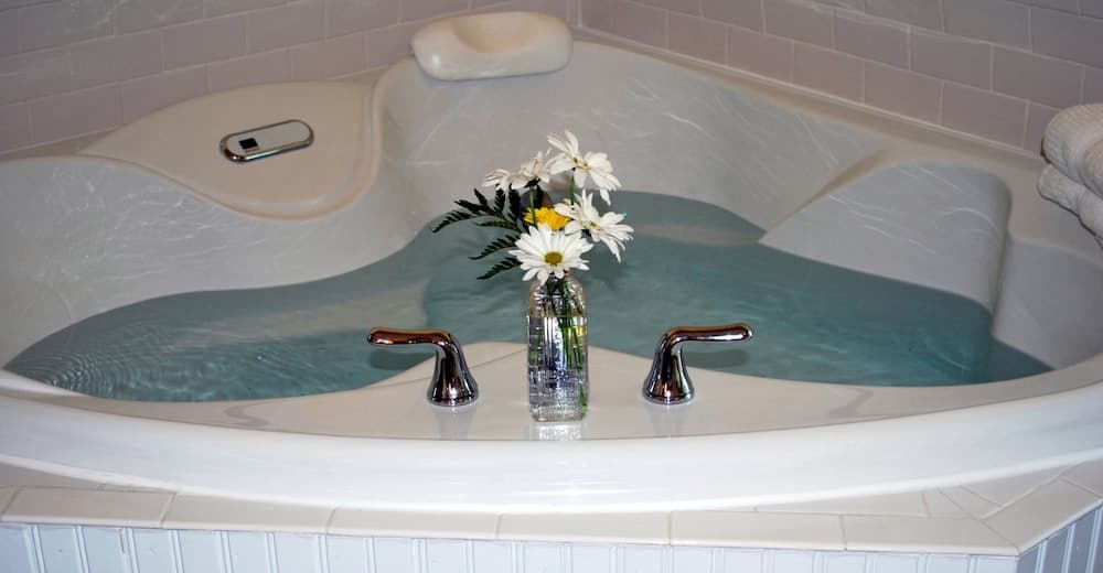 Jetted tub