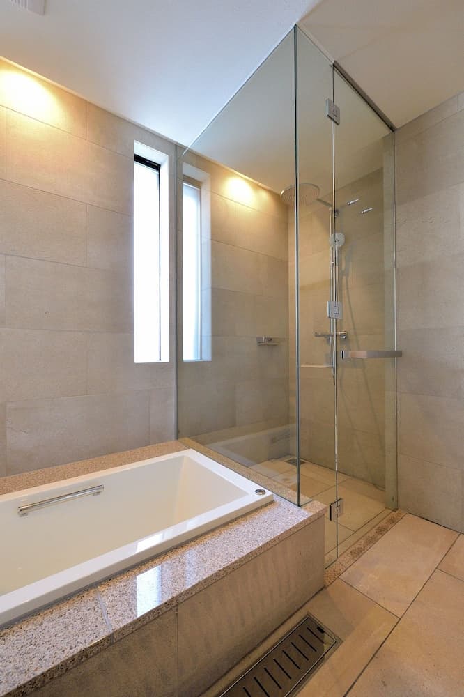 Deep soaking bathtub