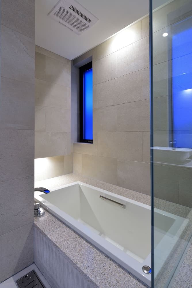 Deep soaking bathtub