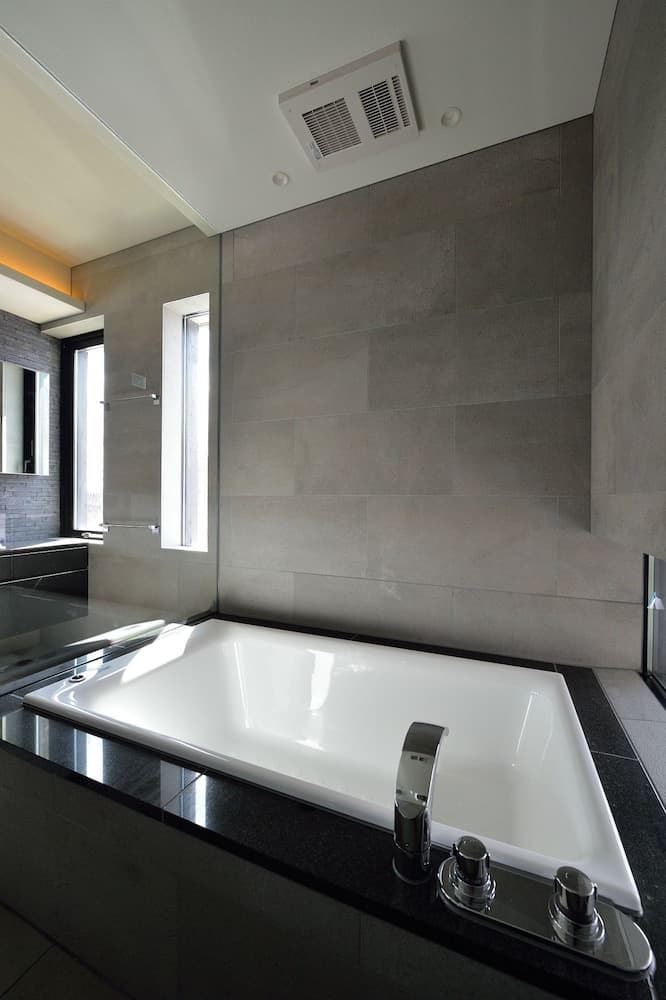 Deep soaking bathtub