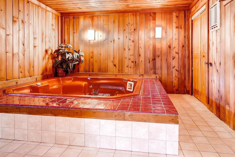 Indoor spa tub