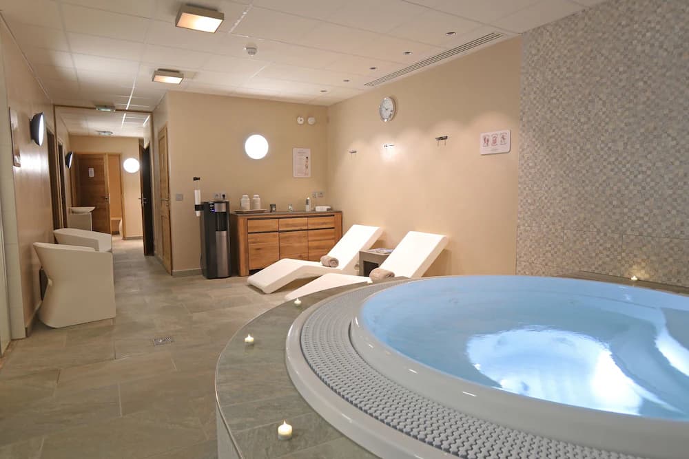 Indoor spa tub