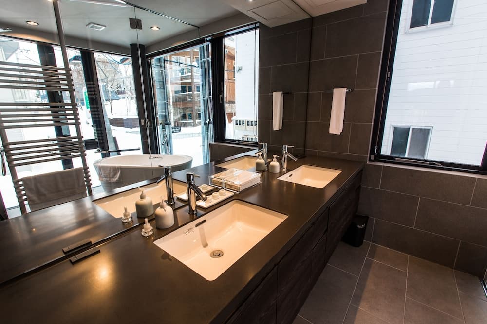 Bathroom sink