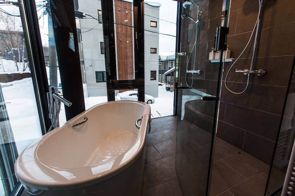Deep soaking bathtub