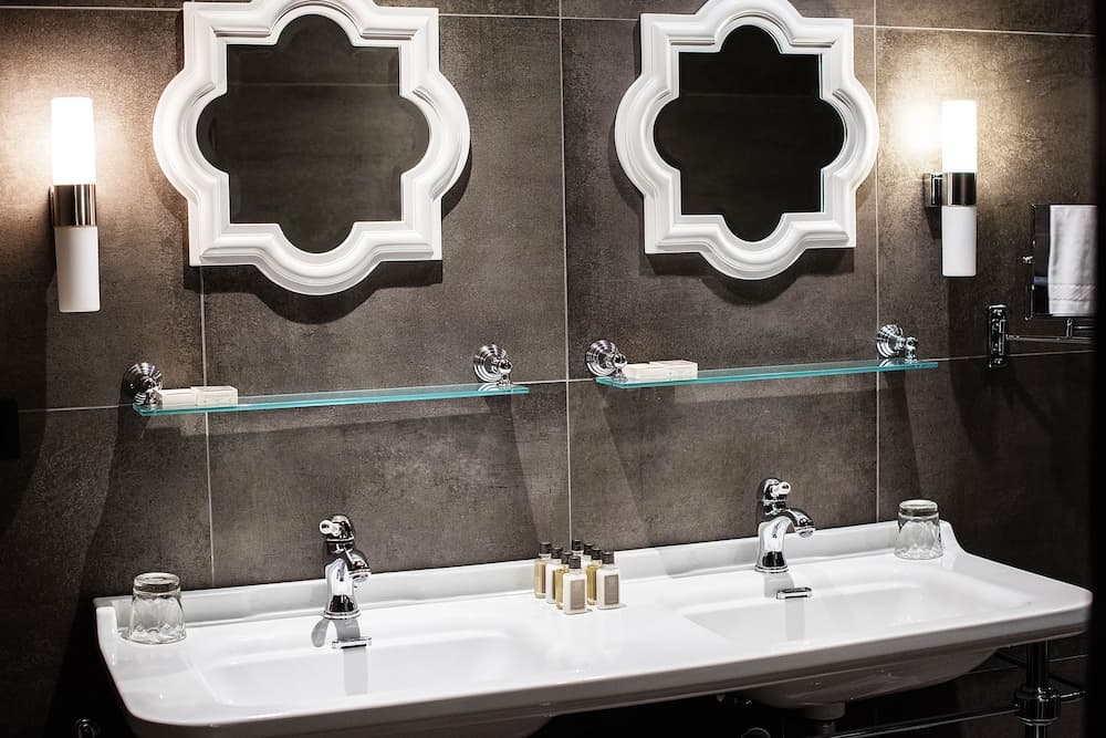 Bathroom sink
