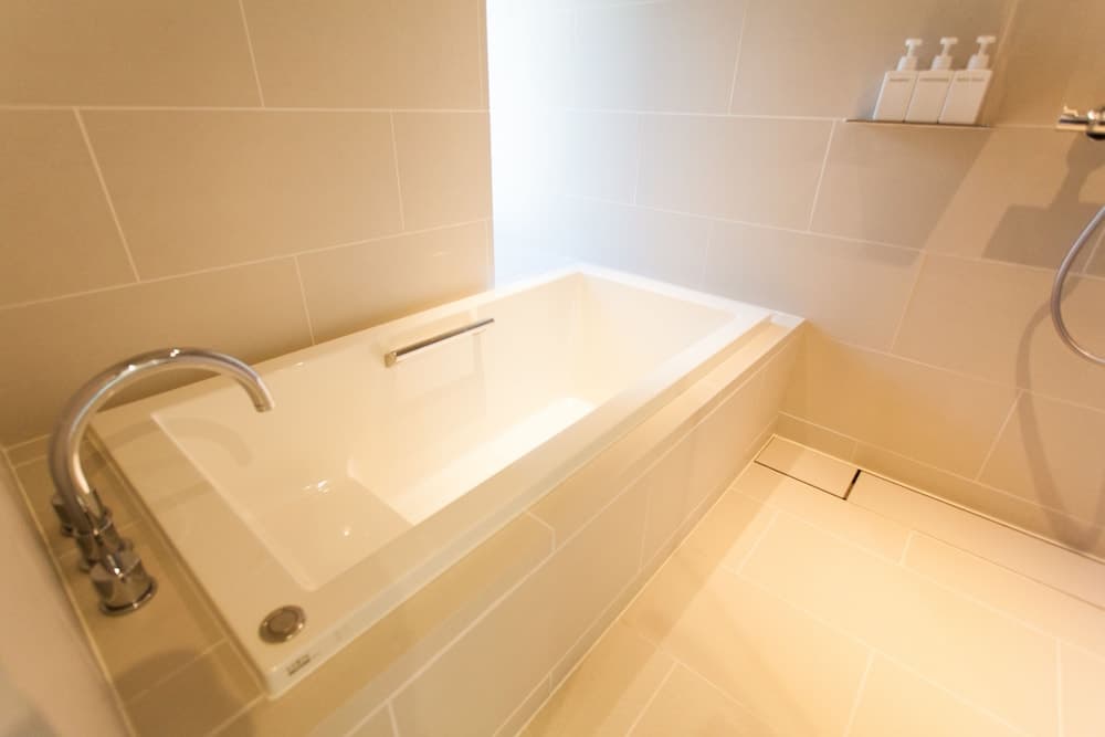 Deep soaking bathtub