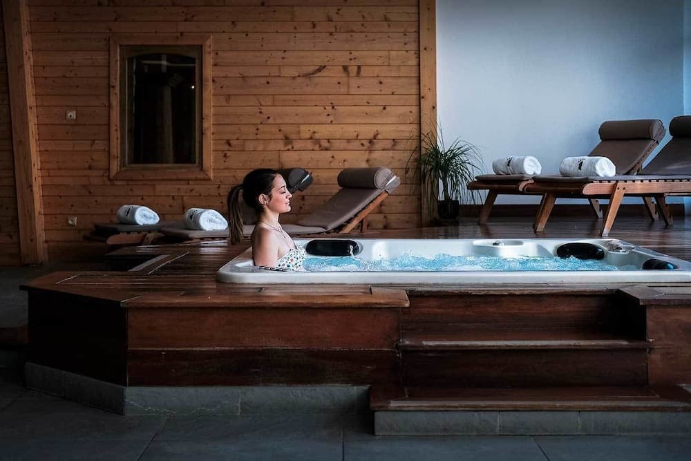 Indoor spa tub