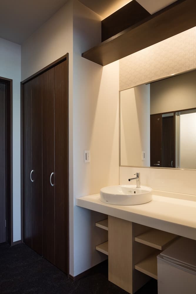 Bathroom sink