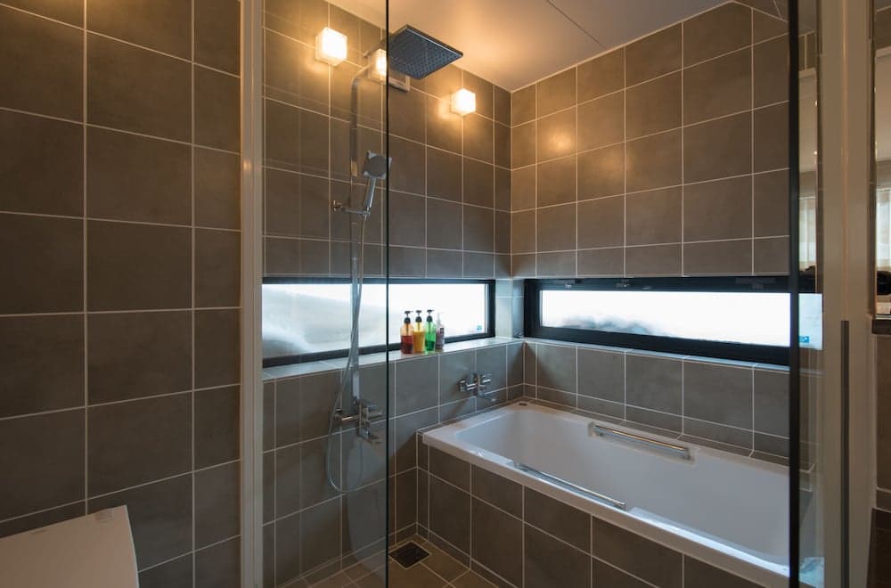 Deep soaking bathtub