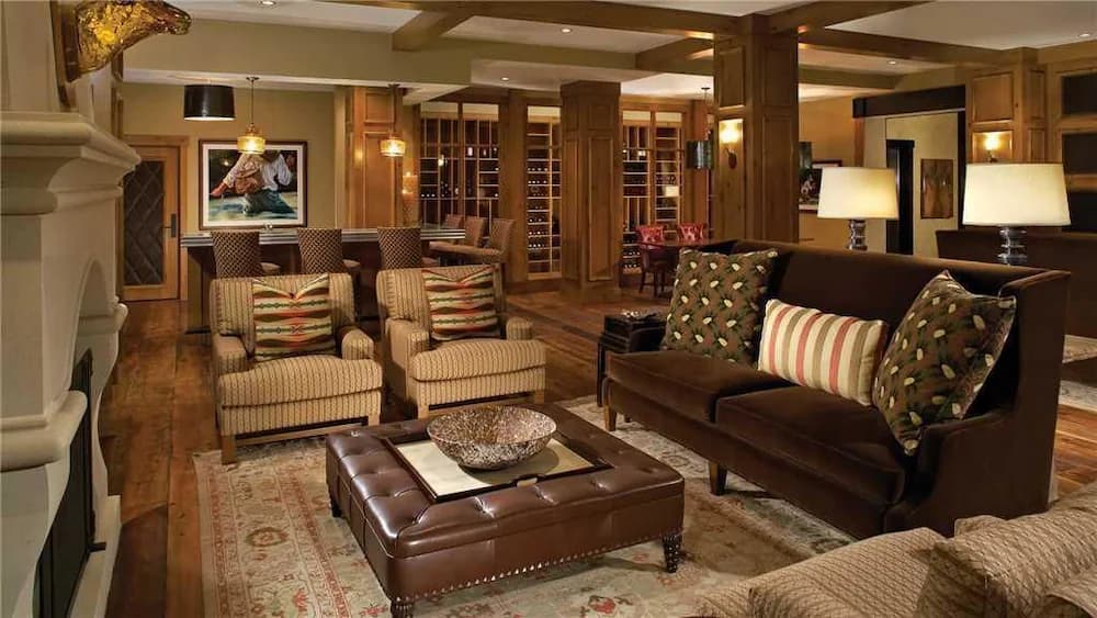 Lobby lounge