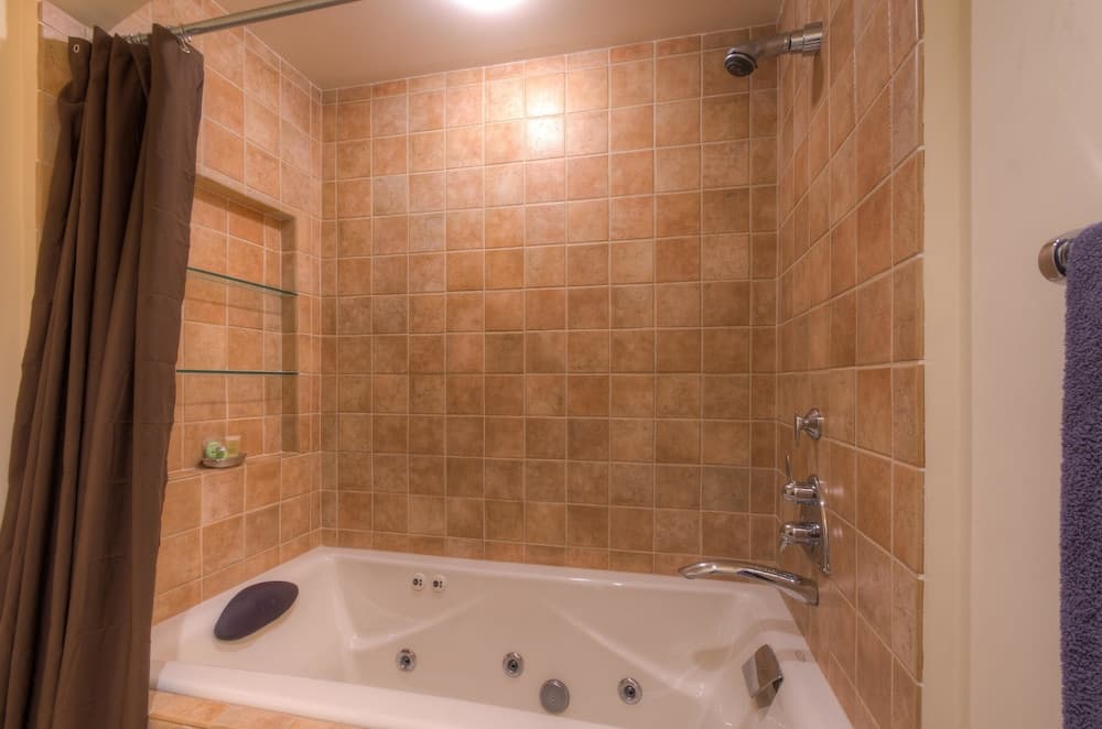 Jetted tub