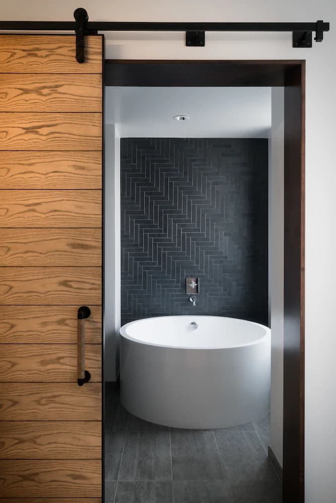Deep soaking bathtub
