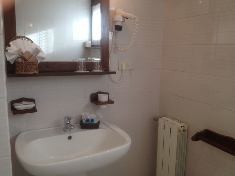 Bathroom sink