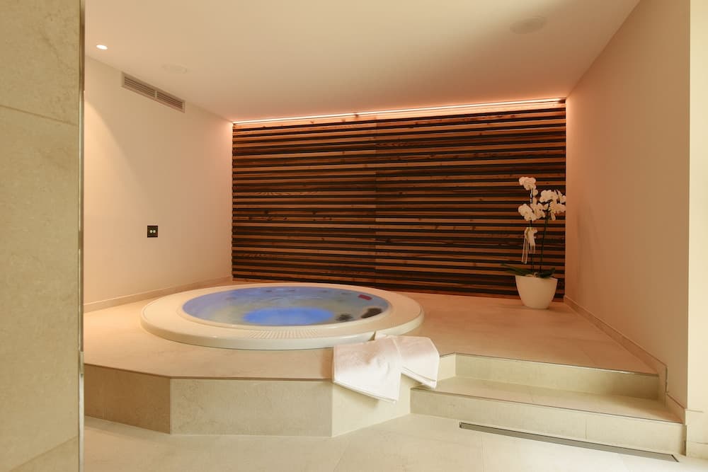 Indoor spa tub