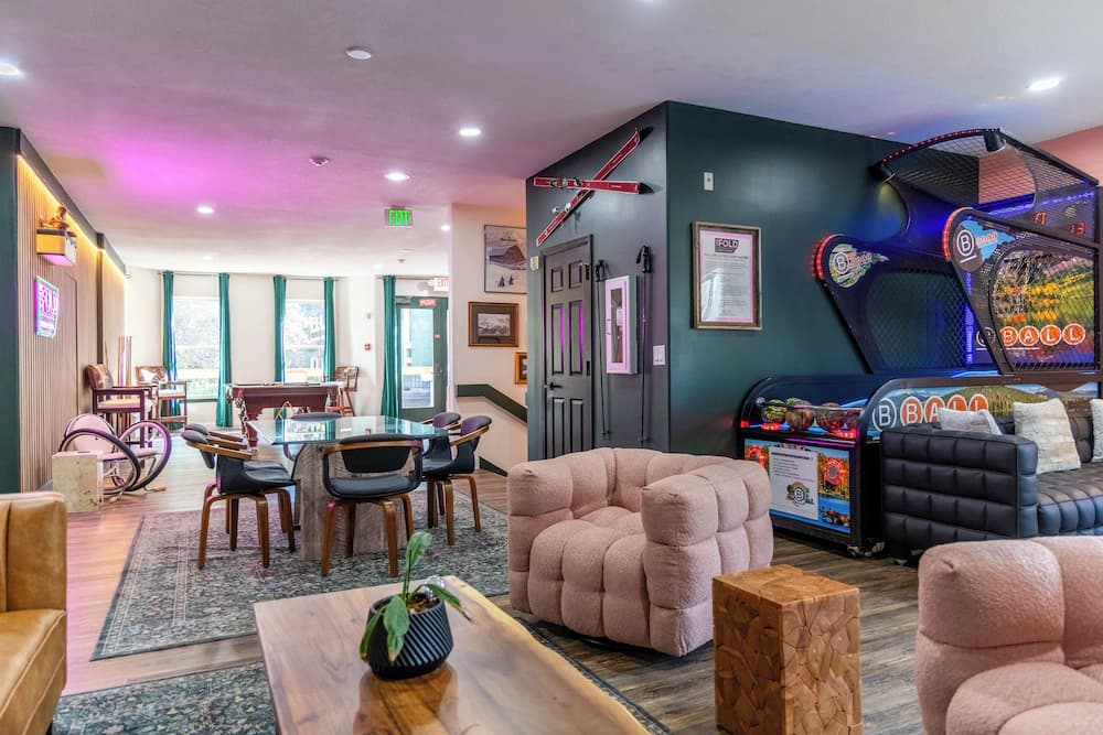 Lobby lounge