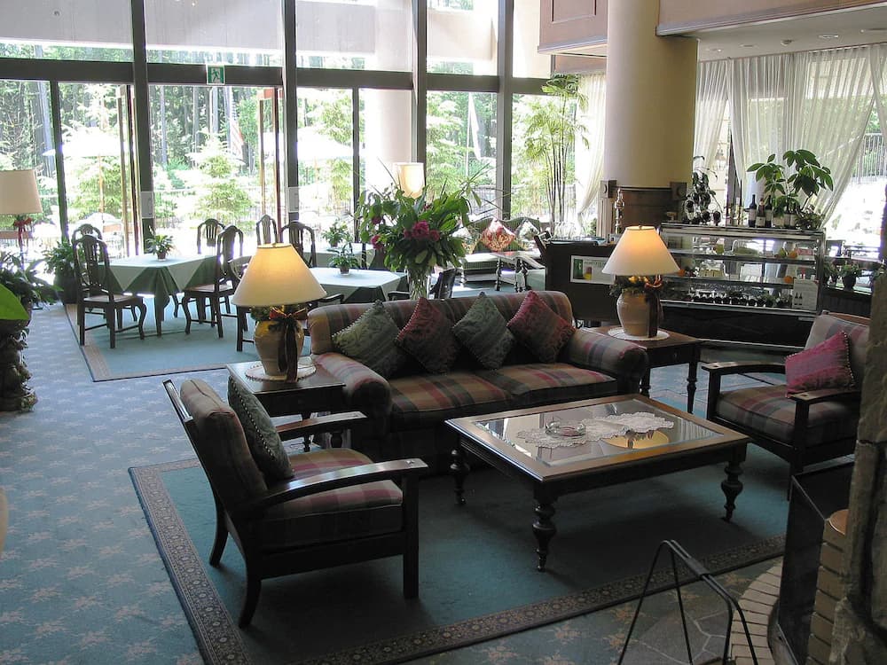 Lobby lounge