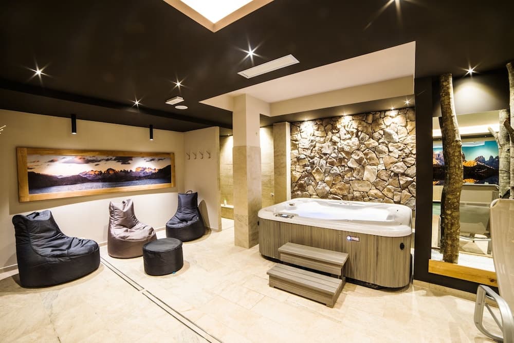 Indoor spa tub