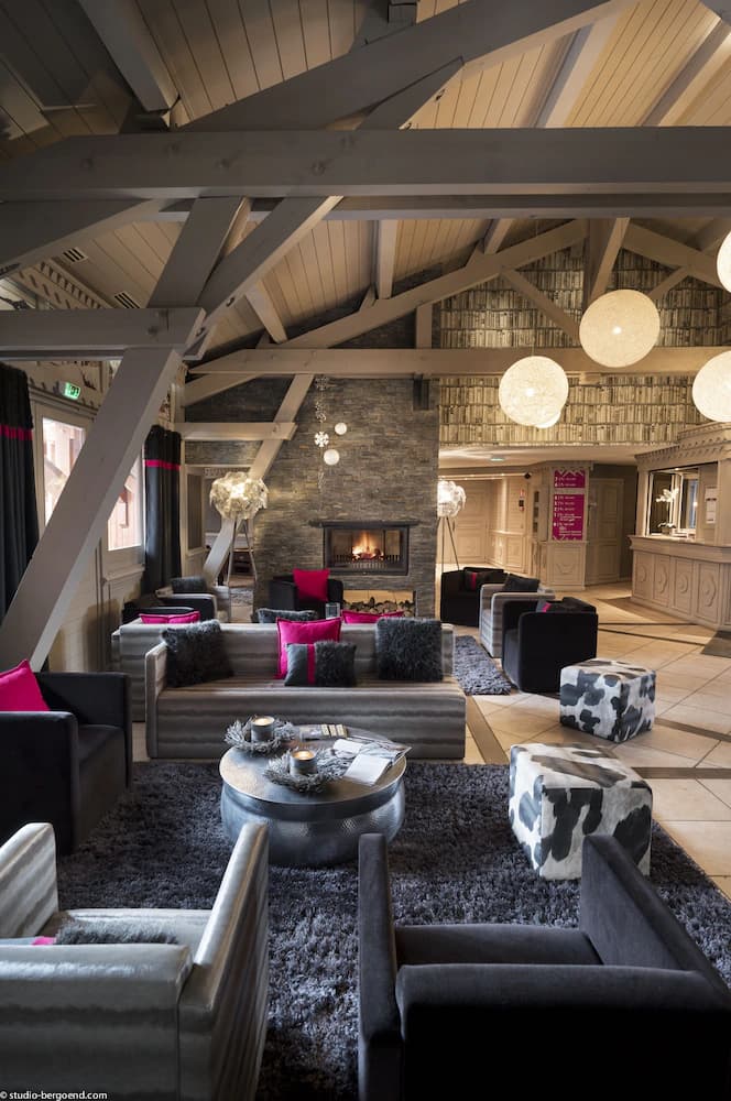 Lobby lounge