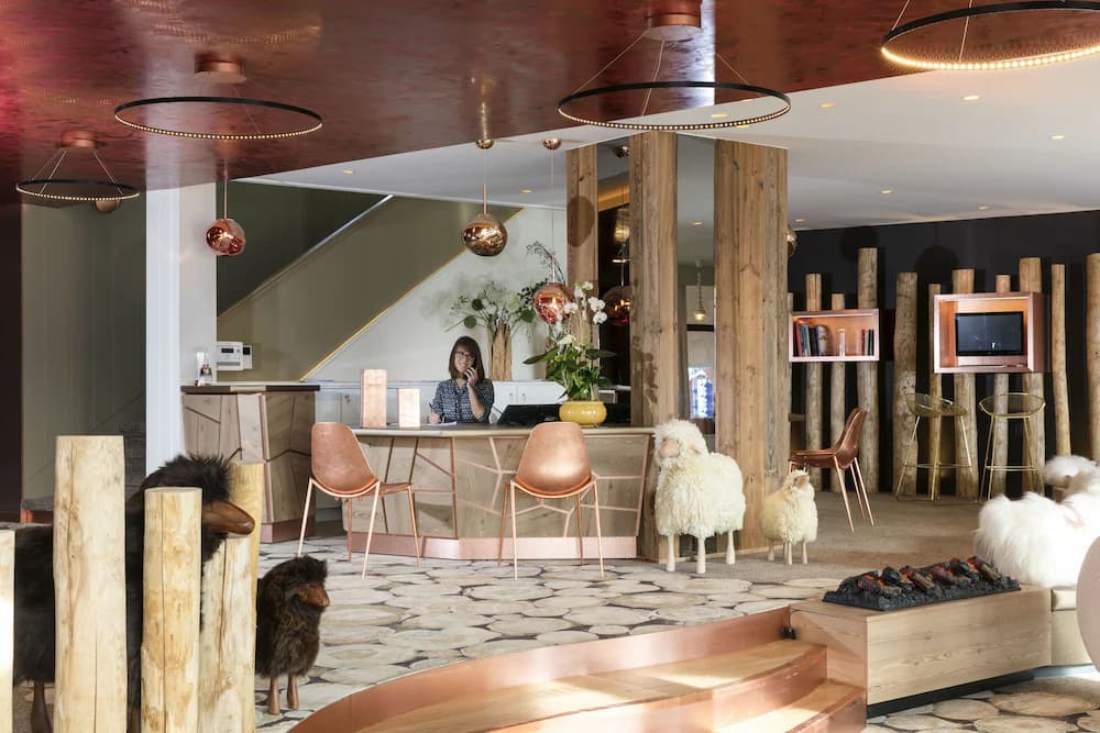 Lobby lounge